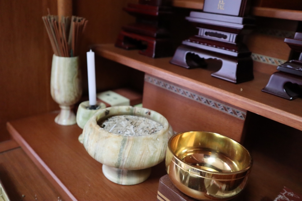 仏壇の香炉、お鈴、ロウソク、線香