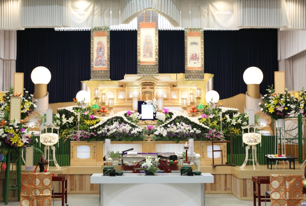 葬儀場の豪華な祭壇